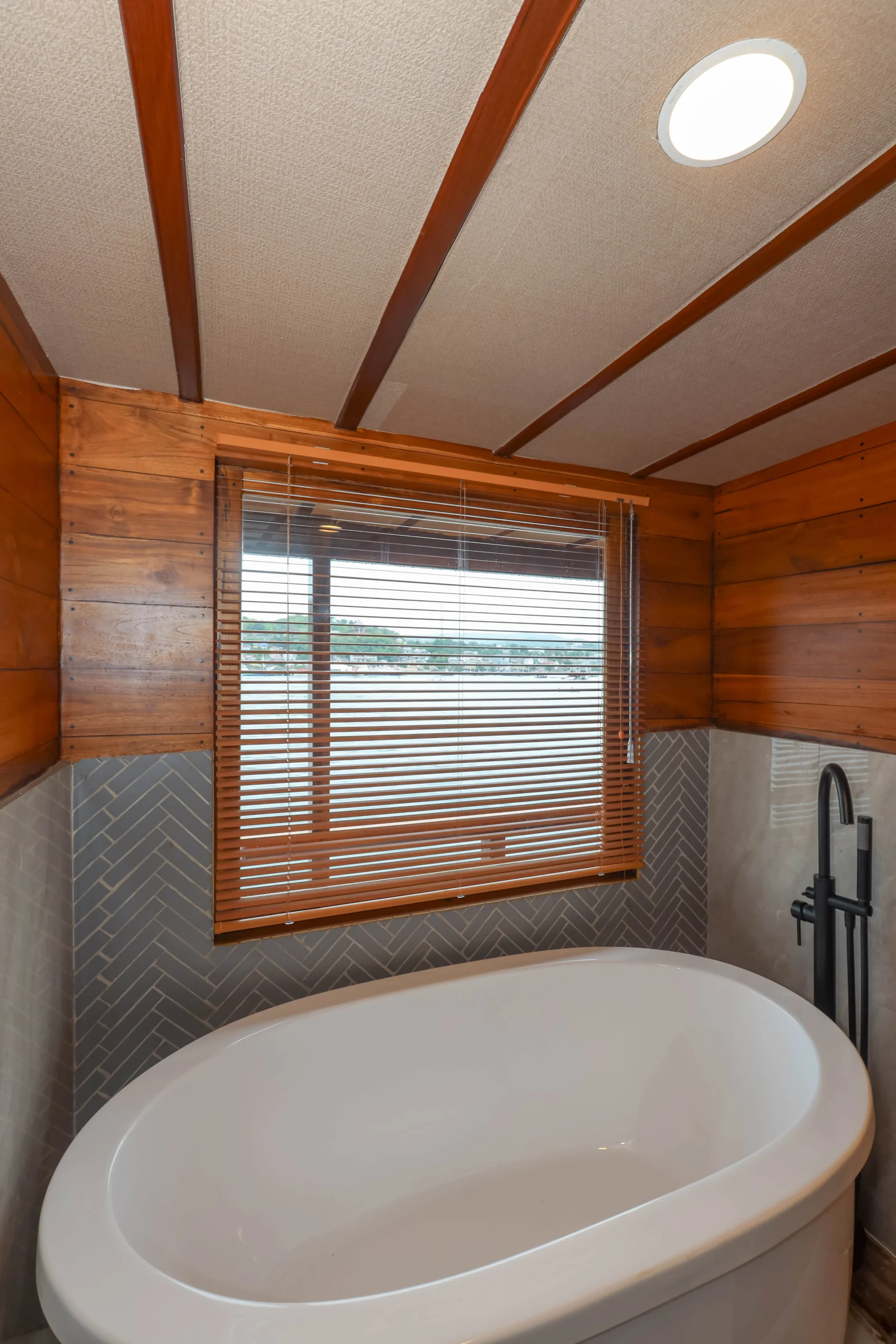 Deluxe Cabin_ Bathtub