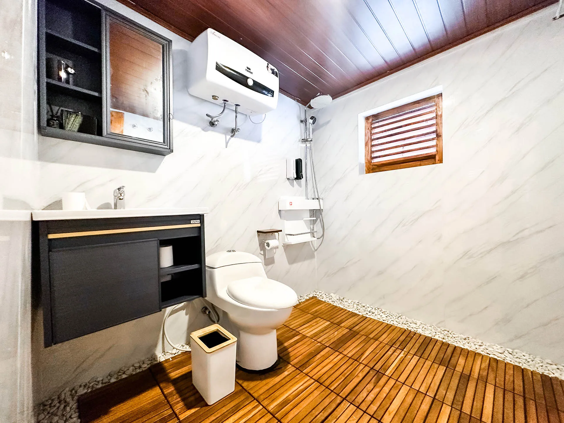 Bathroom_Mansard Cabin_Neptune