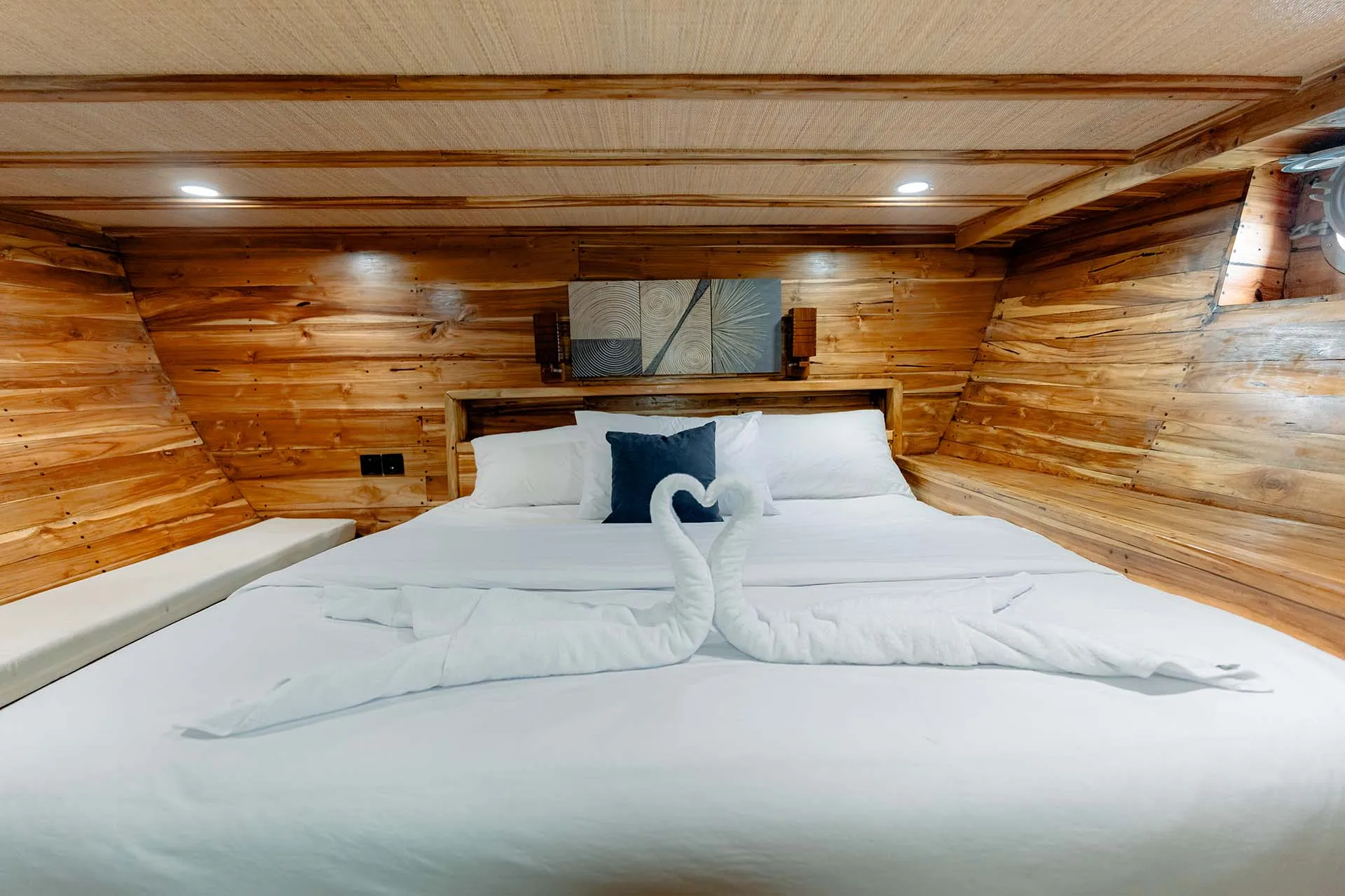 Kadatua Room_Deluxe_Brakati Cruises