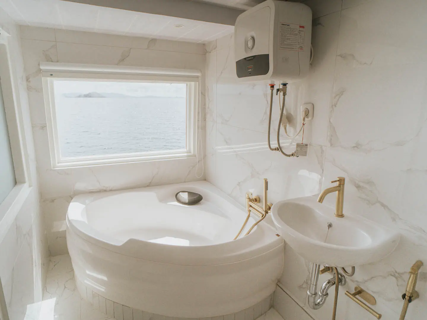Suite Room Bathroom with Bathtub - a