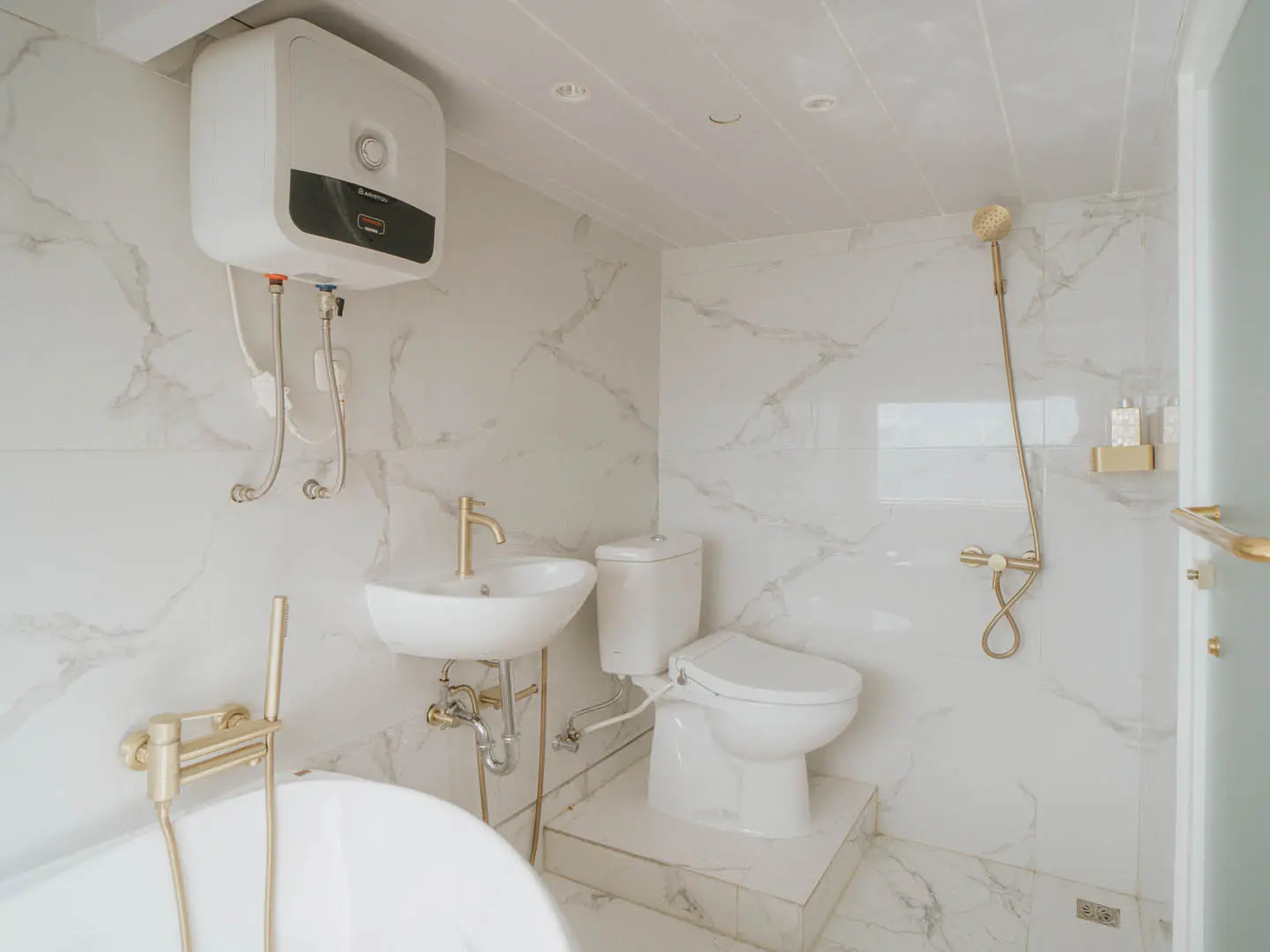Suite Room Bathroom with Bathtub - b