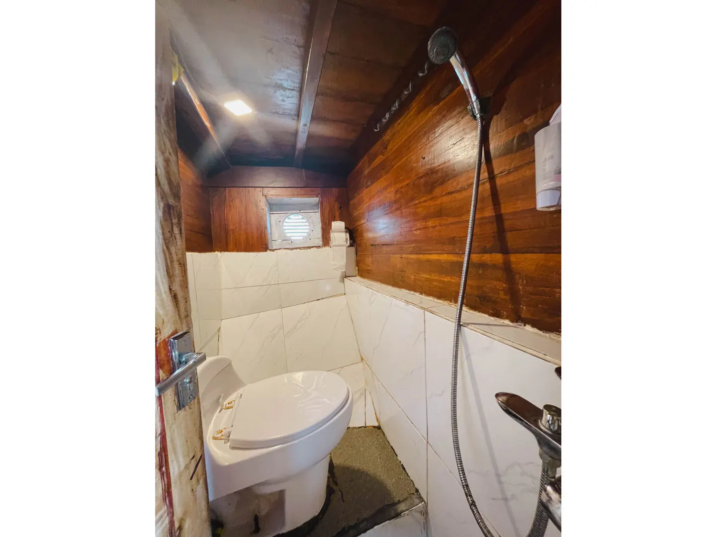 Bathroom Sharing Room 1_Octopus