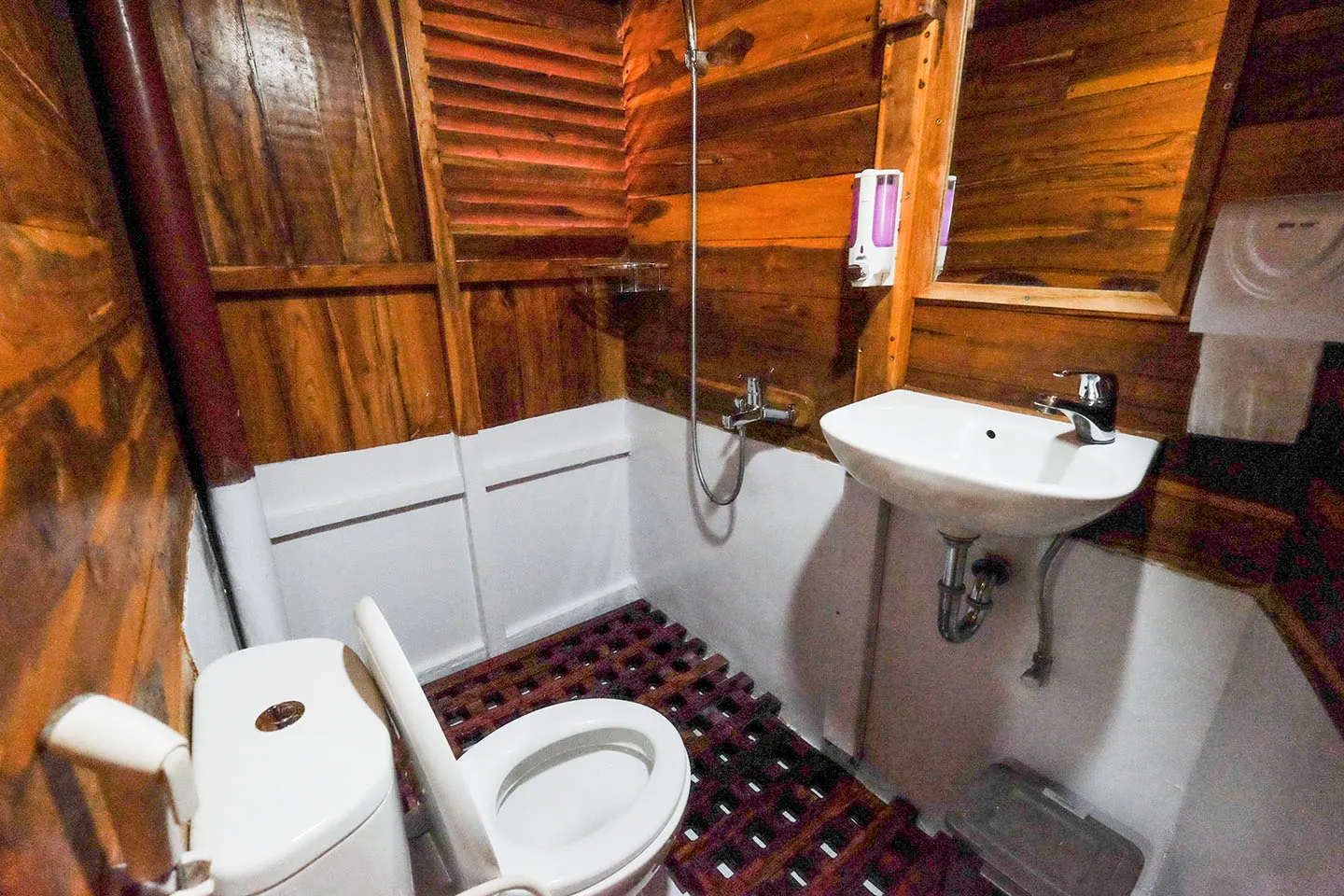 Kanawa Room Bathroom_Ciela Liveaboard