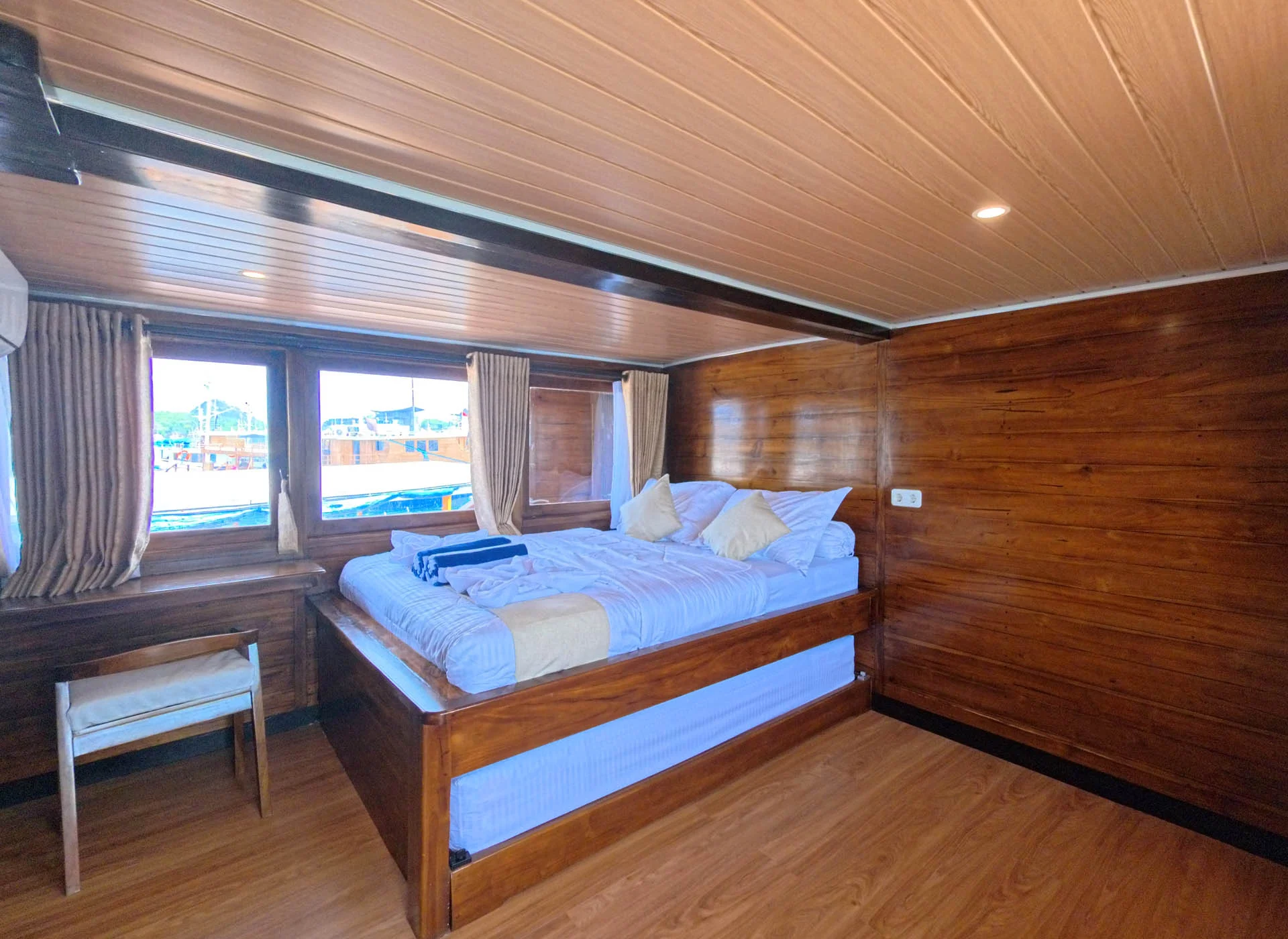 Arfisyana02-Deluxe Panoramic-Bedroom