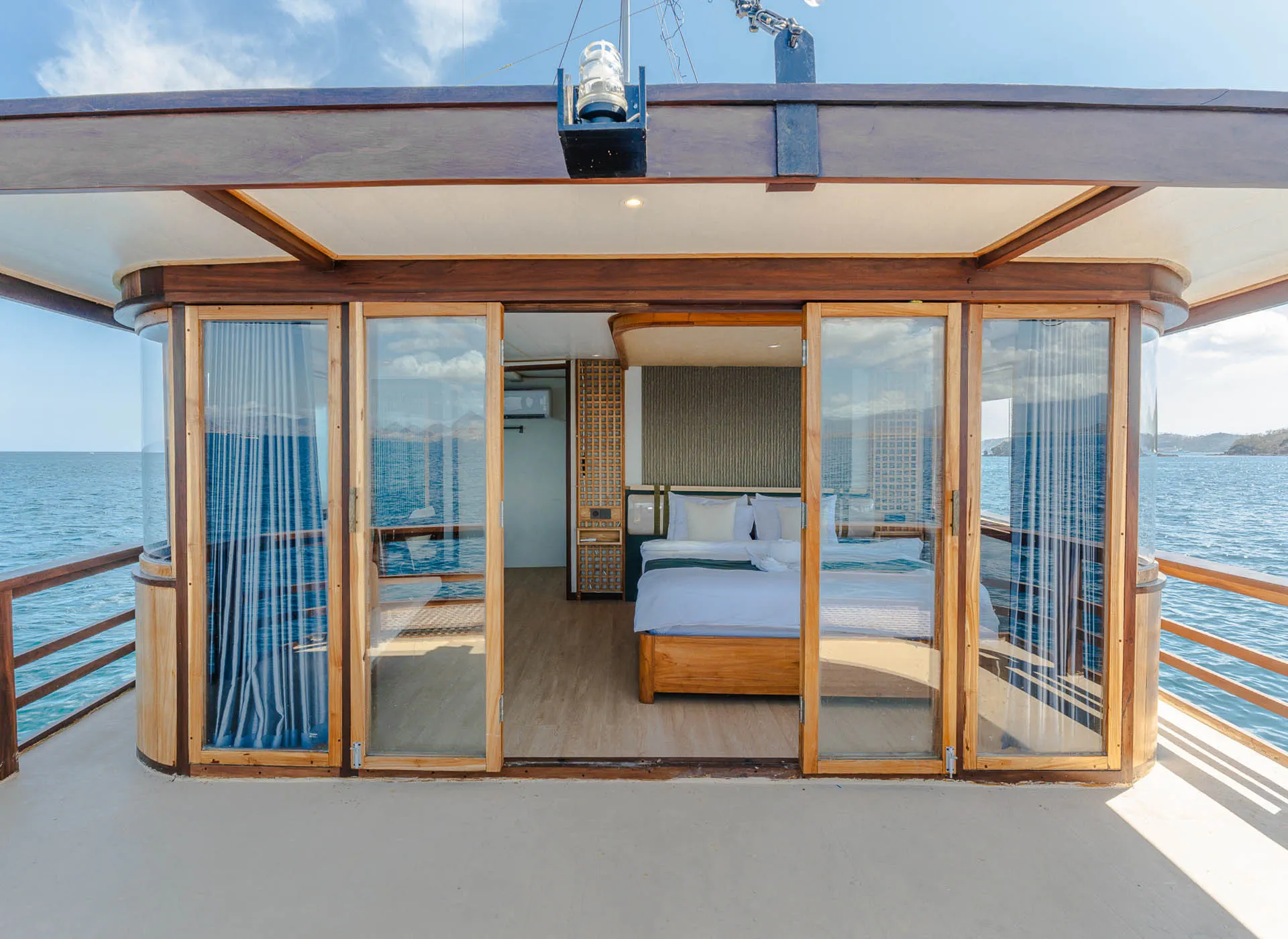 Marea-Royal Cabin-Bedroom