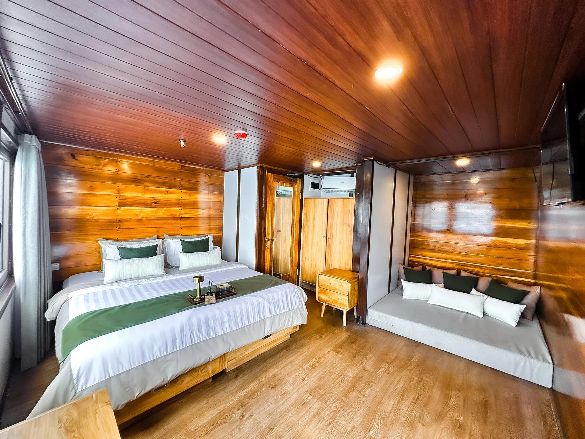 a_Junior Suite Cabin_Neptune